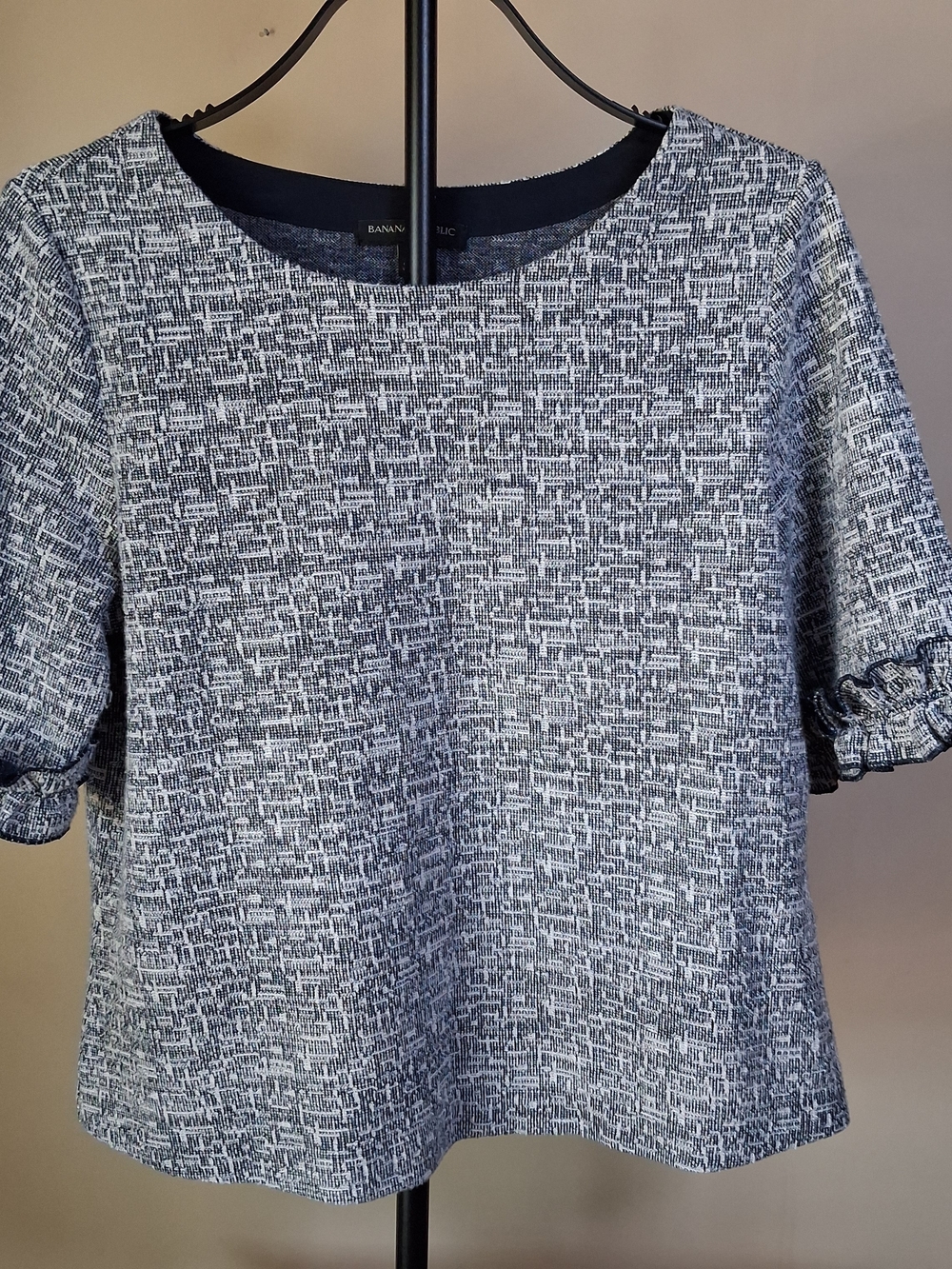Banana Republic Women's Navy & White Boucle Ruffle Sleeve Top; Size Medium